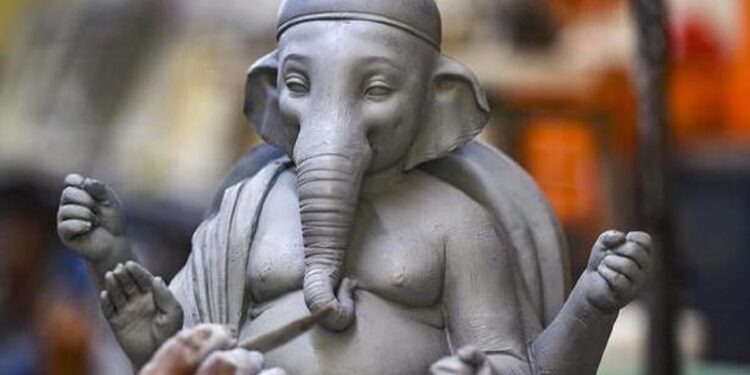 संत ज्ञानेश्वर विद्यालयातील विद्यार्थ्यांनी बनवले पर्यावरण पूरक शाडू मातीचे गणपती