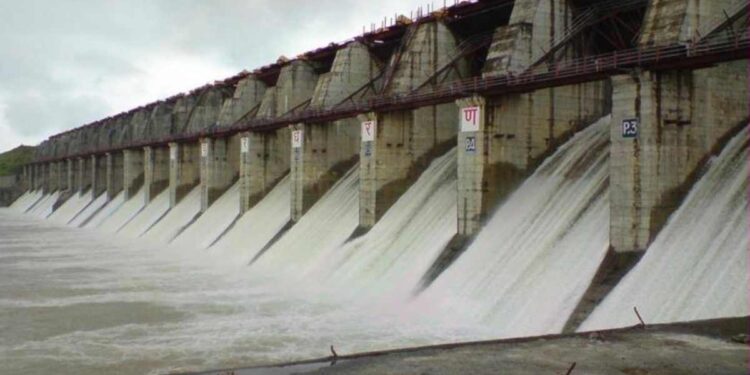 जळगाव शहराची पाण्याची चिंता मिटली ; आमदार राजू मामा भोळेकडून सपत्निक वाघूर धरणाचे जलपूजन