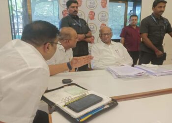 जळगावचा तिढा सुटणार? सुनील महाजनांसह श्रीराम पाटील शरद पवारांच्या भेटीला!