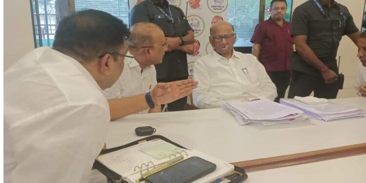 जळगावचा तिढा सुटणार? सुनील महाजनांसह श्रीराम पाटील शरद पवारांच्या भेटीला!