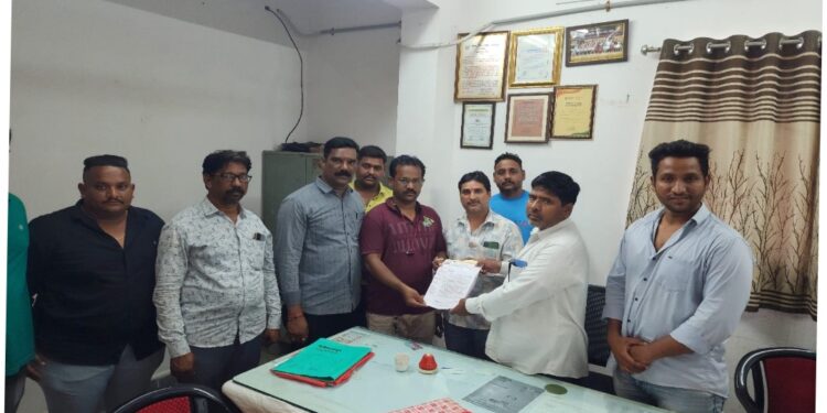 कंजर भट समाजाला स्मशानभूमी मिळण्यासाठी तहसीलदारांसह मुख्याधिकाऱ्यांना निवेदन