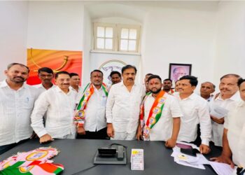 शिंदे गटाला खिंडार ; जळगावात नरेंद्र सोनवणेसह शेकडो पदाधिकाऱ्यांचा शरद पवार गटात प्रवेश