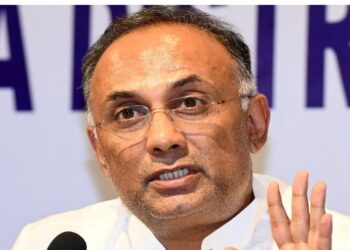 स्वातंत्र्यवीर सावरकरांच्या विरोधातील आरोग्य मंत्र्यांच्या विधानान राजकारण तापलं!