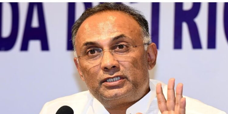 स्वातंत्र्यवीर सावरकरांच्या विरोधातील आरोग्य मंत्र्यांच्या विधानान राजकारण तापलं!