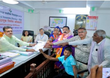 महाशक्तीच्या साक्षीने रक्तदान करून अनिल चौधरींनी दाखल केला उमेदवारी अर्ज