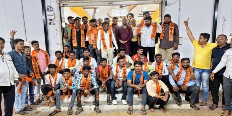 धरणगावात ठाकरे गटाला खिंडार ; शेकडो कार्यकर्त्यांचा शिवसेनेत प्रवेश