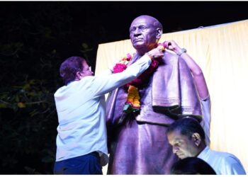 सरदार वल्लभभाई पटेल यांच्या पुतळ्याला आ. भोळे यांनी माल्यार्पण करून केले अभिवादन