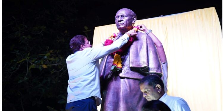 सरदार वल्लभभाई पटेल यांच्या पुतळ्याला आ. भोळे यांनी माल्यार्पण करून केले अभिवादन