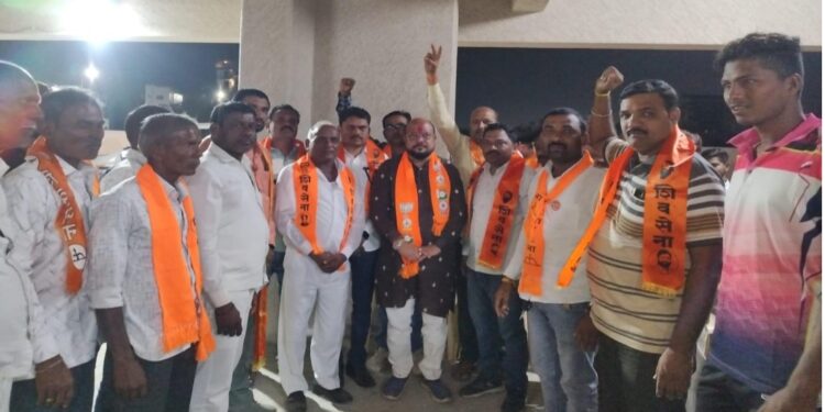 ठाकरेंना धक्का : चिंचोली व धानवड येथील पदाधिकाऱ्यांसह कार्यकर्त्यांचाही शिवसेनेत प्रवेश