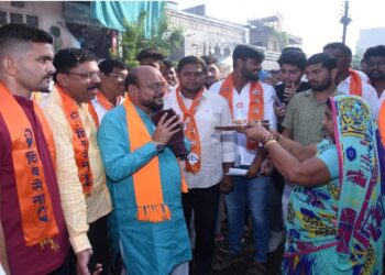 गुलाबराव पाटलांच्या प्रचार रॅलीचा थरार: धनुष्यबाण आणि भगवे झेंडे सजवलेल्या कट-आउटसह भव्य मिरवणूक