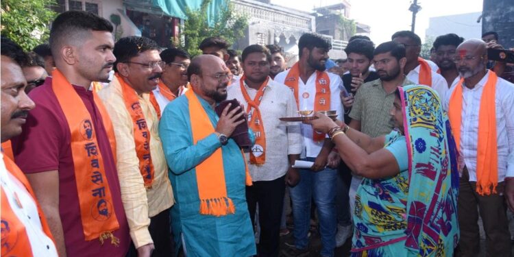 गुलाबराव पाटलांच्या प्रचार रॅलीचा थरार: धनुष्यबाण आणि भगवे झेंडे सजवलेल्या कट-आउटसह भव्य मिरवणूक