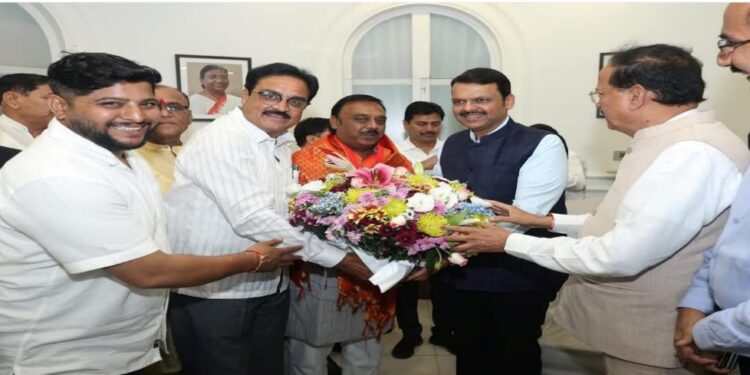 धुळ्याचे आमदार अनुप अग्रवालांनीं उपमुख्यमंत्री फडणवीस यांना भेटून दिल्या शुभेच्छा!