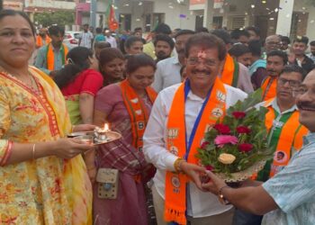 चाहत्यांचे निस्सीम प्रेम, आ. राजूमामांना चक्क जेसीबीने घातला भव्य पुष्पहार अन् केली पुष्पवृष्टी..!