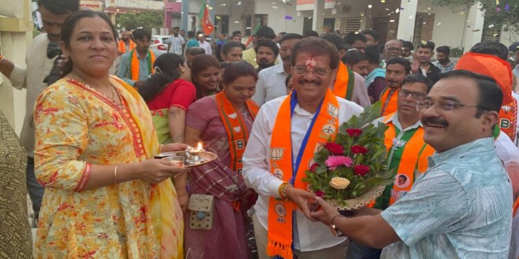 चाहत्यांचे निस्सीम प्रेम, आ. राजूमामांना चक्क जेसीबीने घातला भव्य पुष्पहार अन् केली पुष्पवृष्टी..!