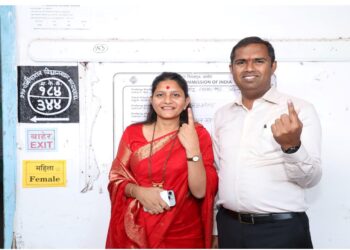 चाळीसगाव मतदारसंघातील उमेदवार मंगेश चव्हाण यांनी सपत्नीक बजावला मतदानाचा हक्क