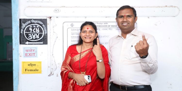 चाळीसगाव मतदारसंघातील उमेदवार मंगेश चव्हाण यांनी सपत्नीक बजावला मतदानाचा हक्क