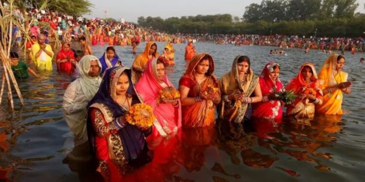 जळगावात उत्तर भारतीय संघातर्फे छटपूजा महोत्सव साजरा