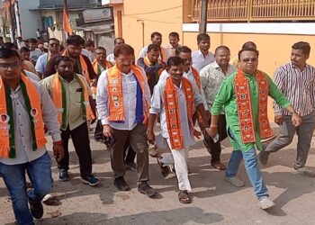 फुलांच्या वर्षावात मेहरुण परिसरात आ. राजूमामा भोळे यांचे नागरिकांकडून स्वागत