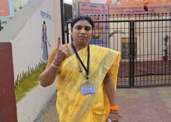 जळगाव शहर मविआच्या उमेदवार जयश्री महाजन यांनी बजावला मतदानाचा हक्क