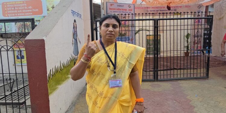 जळगाव शहर मविआच्या उमेदवार जयश्री महाजन यांनी बजावला मतदानाचा हक्क