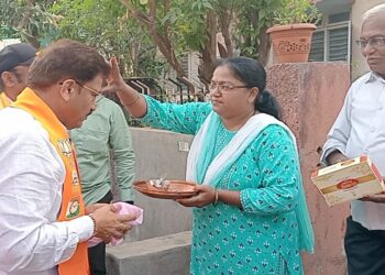 भगिनींनी भरविला “विजयाचा पेढा”, महायुतीचे उमेदवार आ. राजूमामा भोळे यांच्या प्रचाराने घेतला वेग