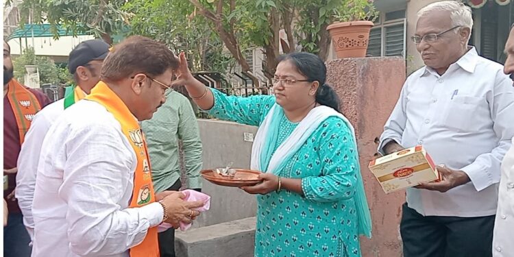 भगिनींनी भरविला “विजयाचा पेढा”, महायुतीचे उमेदवार आ. राजूमामा भोळे यांच्या प्रचाराने घेतला वेग