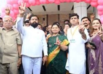 मुख्यमंत्री एकनाथ शिंदे यांनी सहकुटुंब बजावला मतदानाचा हक्क