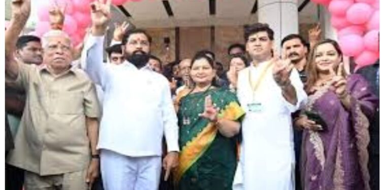 मुख्यमंत्री एकनाथ शिंदे यांनी सहकुटुंब बजावला मतदानाचा हक्क