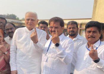 माजी मंत्री सुरेश जैन यांच्यासह आमदार सुरेश भोळेनीं बजावला मतदानाचा हक्क