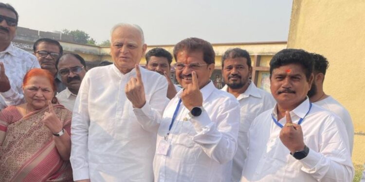 माजी मंत्री सुरेश जैन यांच्यासह आमदार सुरेश भोळेनीं बजावला मतदानाचा हक्क