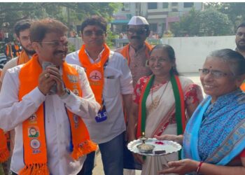 रांगोळ्या, फुलांच्या पाकळ्यांनी मार्ग सुशोभित करून भगवान नगरात आ. राजूमामा भोळे यांचे भव्य स्वागत