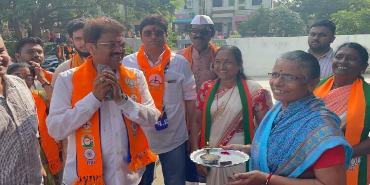 रांगोळ्या, फुलांच्या पाकळ्यांनी मार्ग सुशोभित करून भगवान नगरात आ. राजूमामा भोळे यांचे भव्य स्वागत