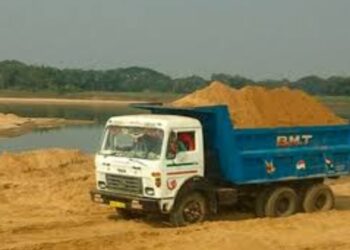 वाळू  चोरी रोखण्यासाठी तलाठी गस्त तरी वाळू माफीयांची तहसीलदारांच्या वाहनाला धडक