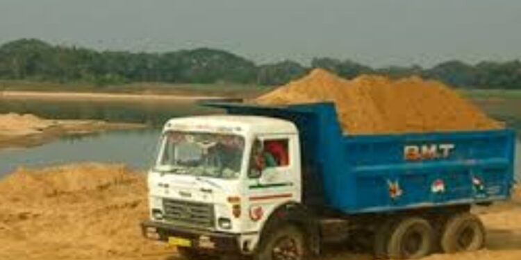 वाळू  चोरी रोखण्यासाठी तलाठी गस्त तरी वाळू माफीयांची तहसीलदारांच्या वाहनाला धडक