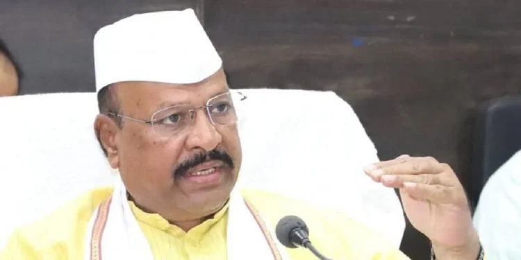 अब्दुल सतारांच्या अडचणी वाढल्या.. 24 तासाच्या आत अहवाल पाठवण्याचा आयोगाचा निर्देश!