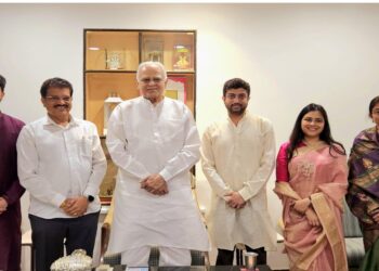 आ. राजूमामा भोळे यांनी सहकुटुंब घेतली माजी मंत्री सुरेशदादांची भेट