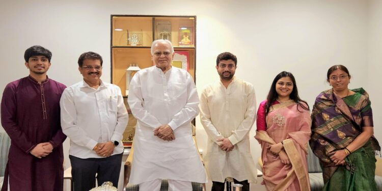 आ. राजूमामा भोळे यांनी सहकुटुंब घेतली माजी मंत्री सुरेशदादांची भेट