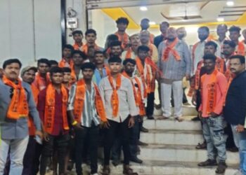 धरणगाव शहरातील ,वसंतवाडीत शरद पवार गटाला खिंडार ; कार्यकर्त्यांचा शिवसेनेत पक्षप्रवेश