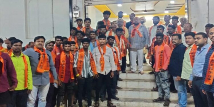 धरणगाव शहरातील ,वसंतवाडीत शरद पवार गटाला खिंडार ; कार्यकर्त्यांचा शिवसेनेत पक्षप्रवेश