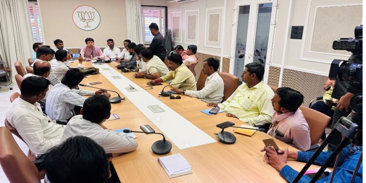 भाजपा सहमुख्य प्रवक्ते अजित चव्हाण यांनी उन्मेष पाटलांना सुनावले