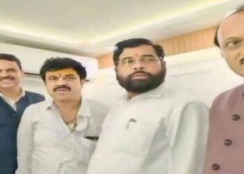 संजय राऊतांनी बॉम्ब टाकला ; वाल्मिकी कराडचा “तो” फोटो ट्विट करत मुख्यमंत्री, दोन्ही उपमुख्यमंत्र्यांवर निशाणा