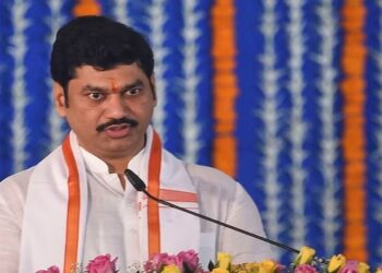 धनंजय मुंडेंच्या अडचणी वाढल्या : निकटवर्तीयाच नाव आल्यानं वातावरण तापलं!