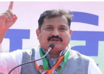 देवेंद्र फडणवीसांना पदावर राहण्याचा काय अधिकार? वाल्मीक कराडच्या शरणागतीनंतर अतुल लोंढेचां सवाल