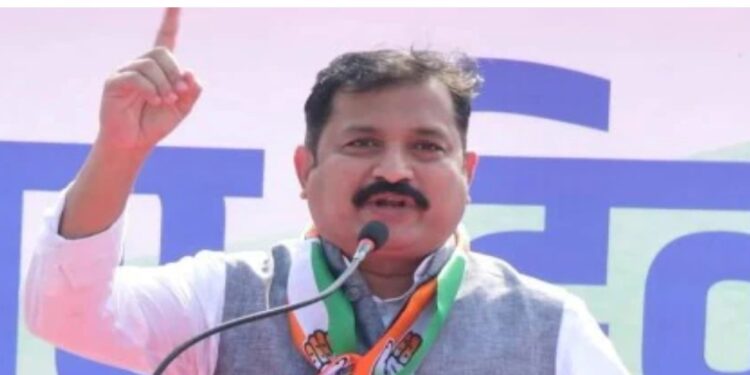 देवेंद्र फडणवीसांना पदावर राहण्याचा काय अधिकार? वाल्मीक कराडच्या शरणागतीनंतर अतुल लोंढेचां सवाल