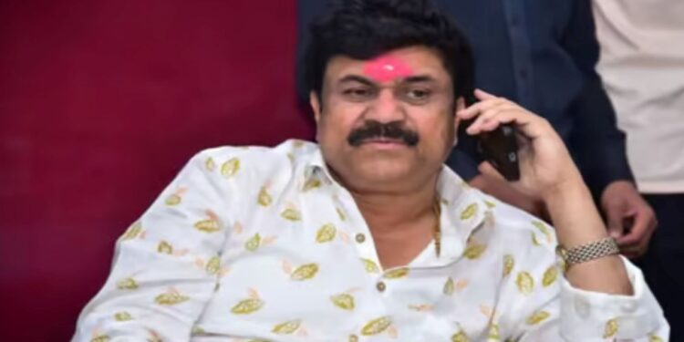 संतोष देशमुख हत्या प्रकरण : मास्टरमाईंड वाल्मिक कराड अखेर पोलिसांना शरण!