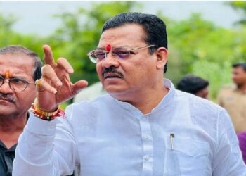 उपमुख्यमंत्री पदासाठी शिंदे गटात धुसफुस : एकनाथ शिंदेंच्या ऐवजी “या ” नेत्याचं बॅनर लागण्यांन चर्चांना उधाण!