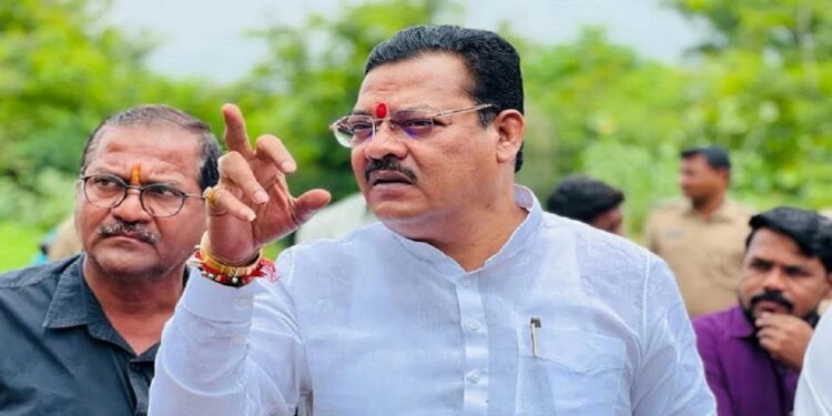 उपमुख्यमंत्री पदासाठी शिंदे गटात धुसफुस : एकनाथ शिंदेंच्या ऐवजी “या ” नेत्याचं बॅनर लागण्यांन चर्चांना उधाण!