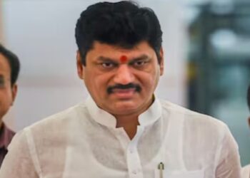मंत्री धनंजय मुंडे वादाच्या भोवऱ्यात ; काय आहे प्रकरण?