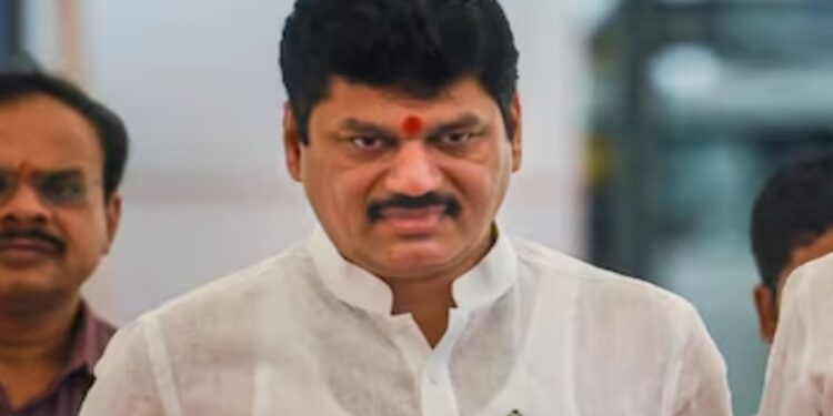 मंत्री धनंजय मुंडे वादाच्या भोवऱ्यात ; काय आहे प्रकरण?