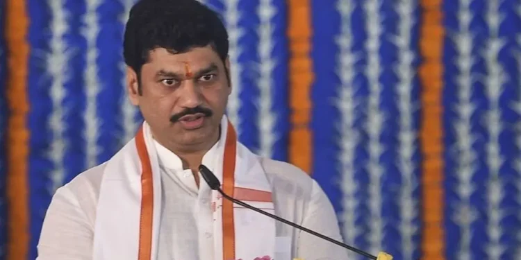 धनंजय मुंडेकडून मंत्रीपद वाचवण्यासाठी फिल्डिंग ; वरिष्ठांसोबत भेटीगाठी वाढवल्या?